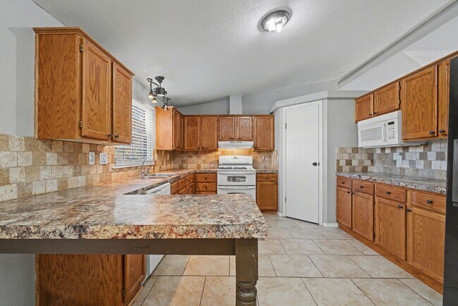 Building Photo - 3-Bed Home with Fireplace, Fenced Yard & Flexible Living Space