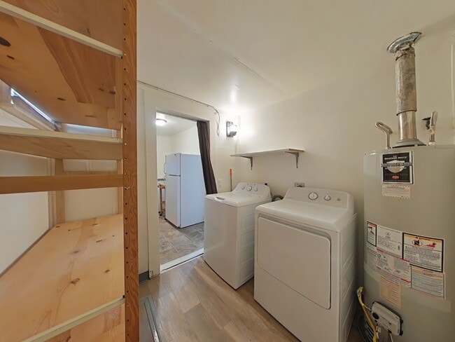 Building Photo - 1 Bedroom House ~ Close to Campus ~ Small ...