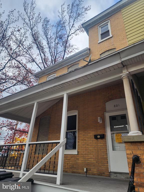 Building Photo - 801 Queen St