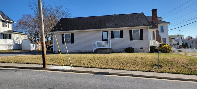 Building Photo - Welcome to your "home sweet home," perfectly situated just a few blocks from the heart of charmin...