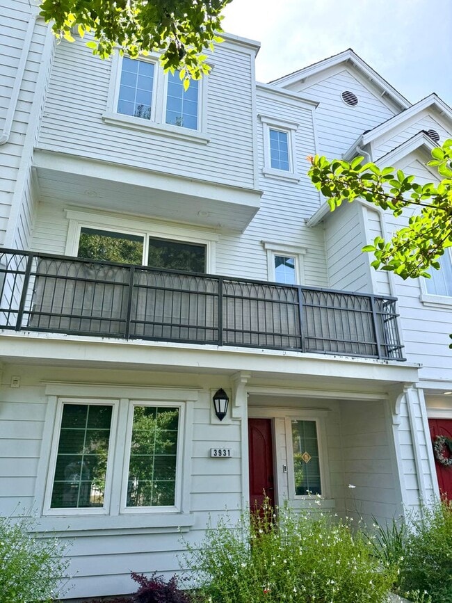Building Photo - $4,190 / 4 BR - MODERN FREMONT TOWNHOME WITH JUNIOR SUITE, PRIVATE BALCONY & PRIME LOCATION!