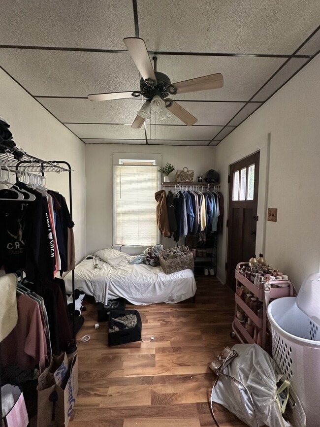 Building Photo - Awesome 3 bedroom 1 bath - available for J...