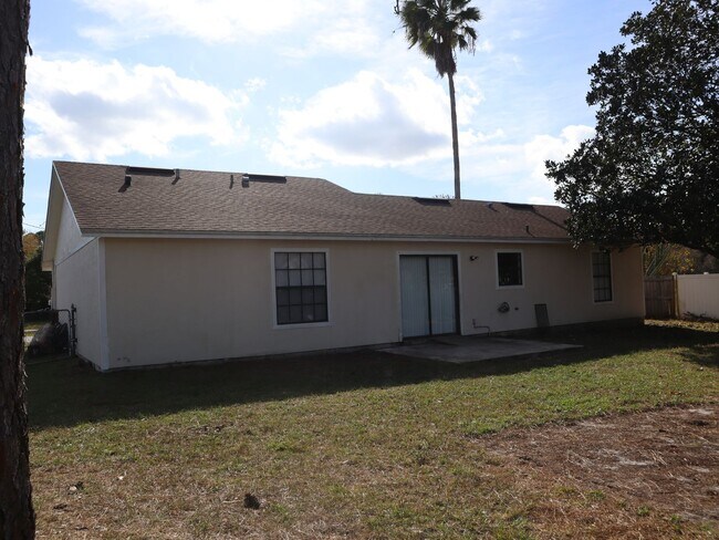 Building Photo - Move in condition 3 Bedrooms 2 Bath Carole Arcaro 386-216-4900 Deltona Lakes Realty