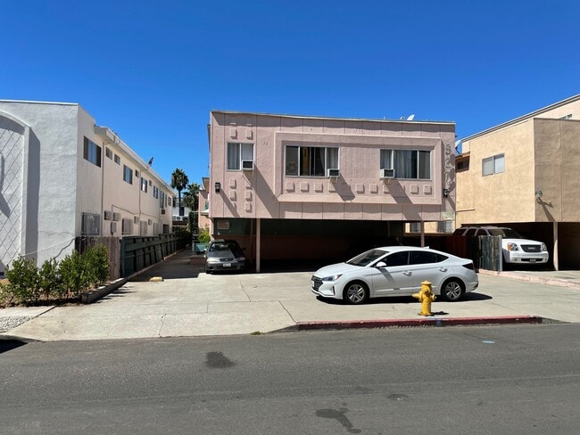 Building Photo - 827 N Hudson Ave