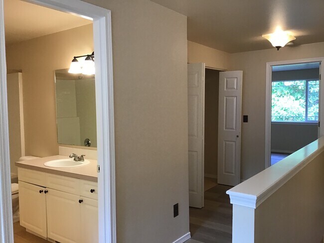 Building Photo - 2 Bed 2.5 Bath Townhouse with Lake access