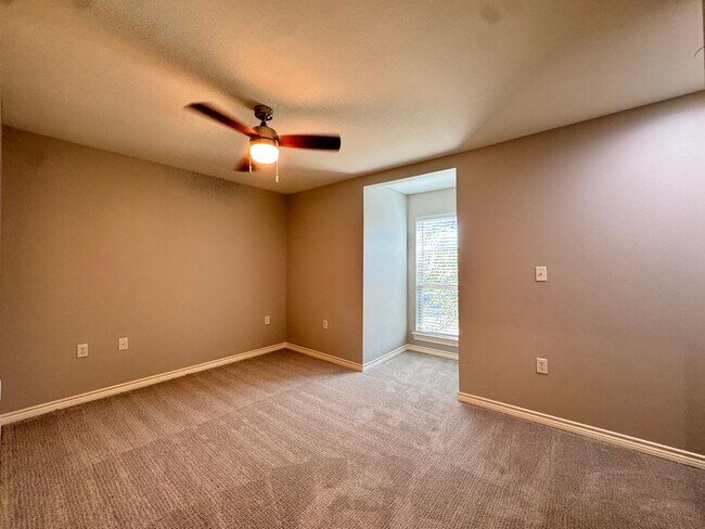 Building Photo - 627 W 2nd St