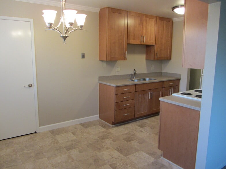 Kitchen has a large pantry - 1751 Ross Cir