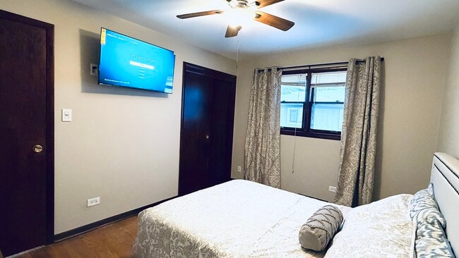 Building Photo - 9323 80th Ct