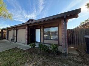 Building Photo - Welcome to this beautifully renovated 2-bedroom, 1-bath home in the desirable Foothill Oaks!