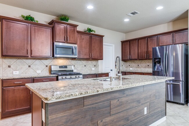 Building Photo - IMMACULATE 3bd/2ba/2gar/Office/Studay in Cobblestone Available NOW!