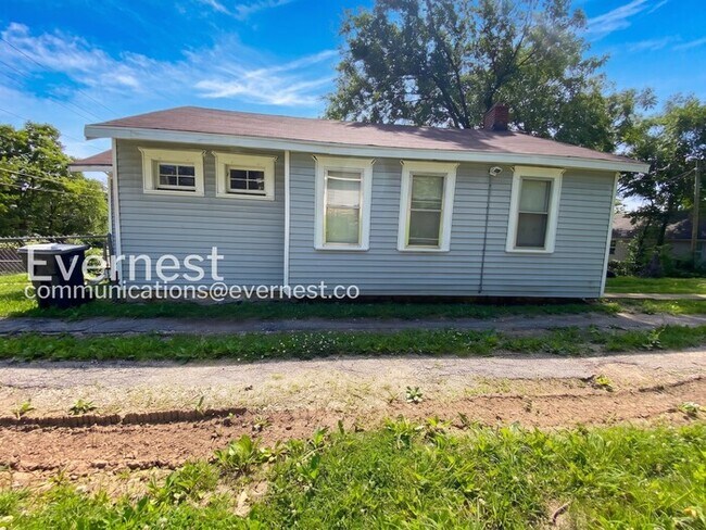 Building Photo - Cozy 2beds - 1bath Home with Off-Street Parking  / Available Now!