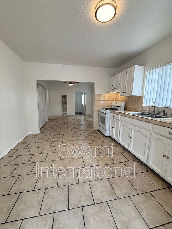 Building Photo - 1733 1/2 E. 63rd St.