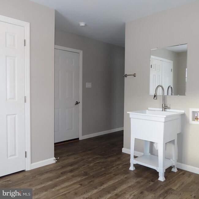 Building Photo - 5237 Rolling Rd