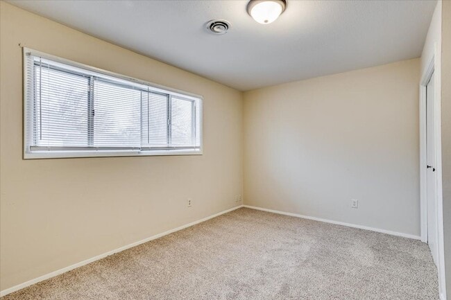 Building Photo - Tri-level Townhome