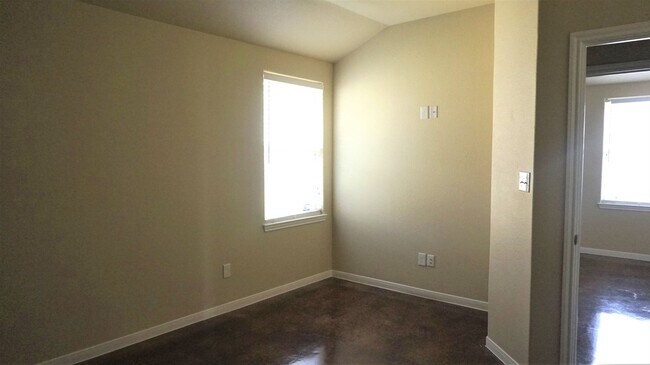 Building Photo - 4305 Cambridge Dr