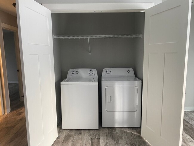 Building Photo - 4 bedroom/ 2 bath Home