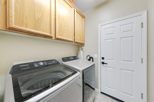 Building Photo - NOW AVAILABLE- COZY 3 BED, 2 BATH, 2 CAR GARAGE IN A QUIET NEIGHBORHOOD, NORTH NATOMAS