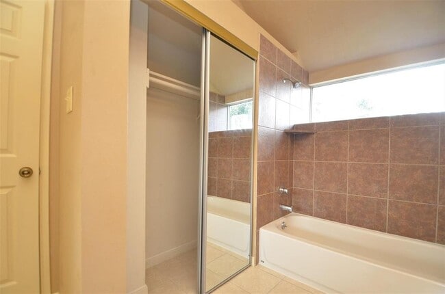 Building Photo - 1306 Plum Park Dr