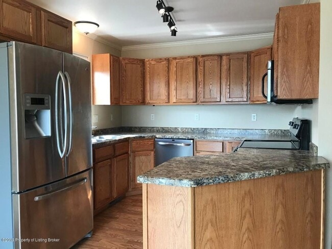 Building Photo - Newer, Spacious House for Rent in Dickinson