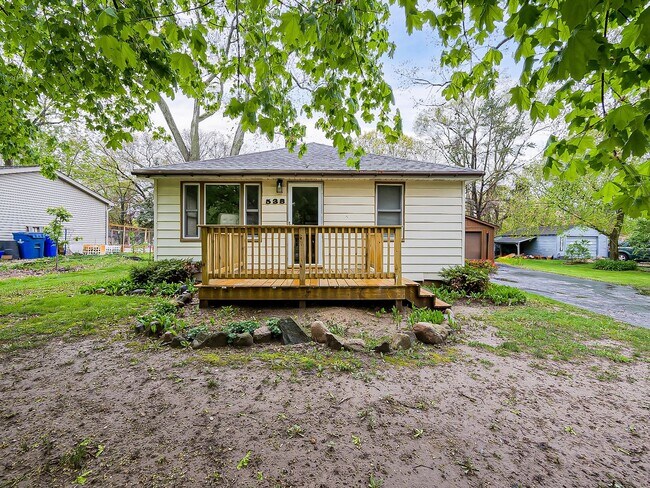 Building Photo - Welcome to this beautiful 2 bedroom, 1 bat...