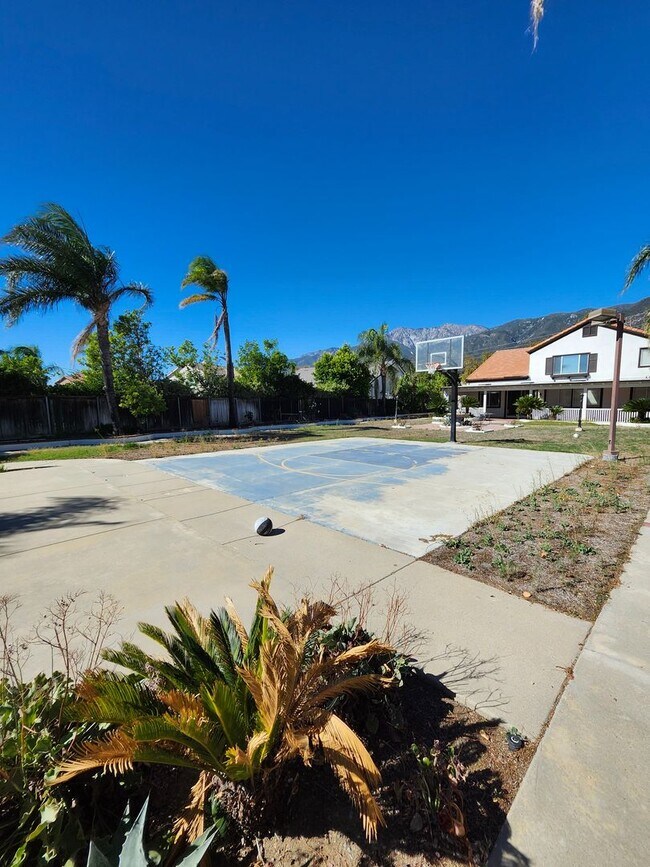 Building Photo - Beautiful two-story home located in the he...