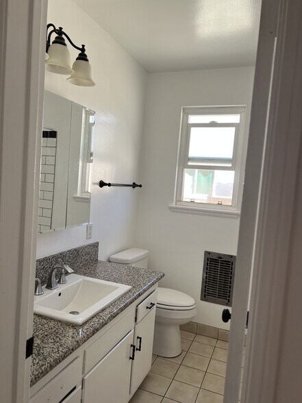 Building Photo - 1118 S Sherbourne Dr