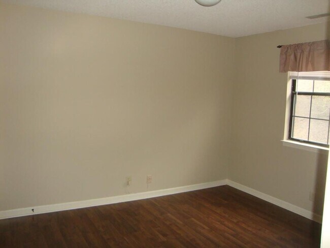 Building Photo - Townhome near I-65/Nashville