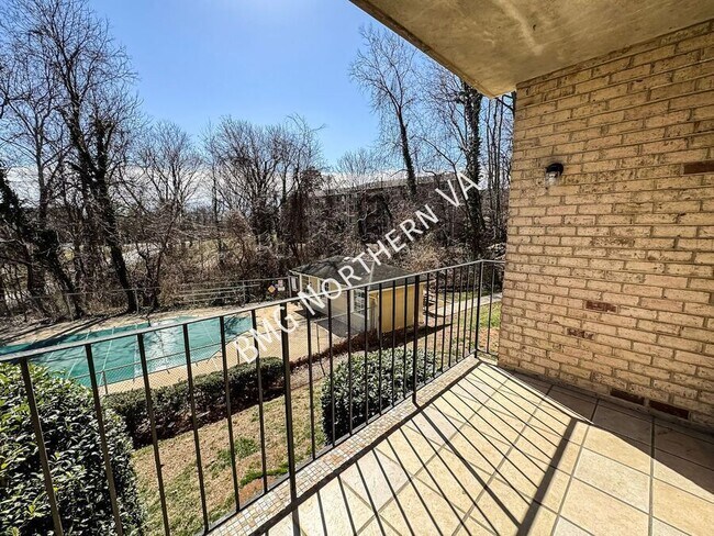 Building Photo - 1523 Colonial Dr