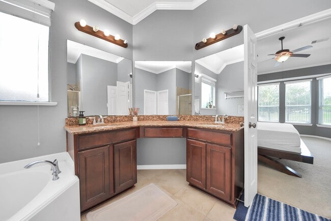 Building Photo - 12912 Southern Manor Dr