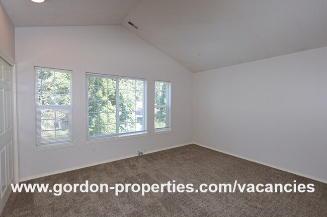 Building Photo - NE Halsey St - 2 bedroom townhouse with de...