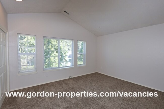 Building Photo - NE Halsey St - Gresham 2 bedroom townhouse with den/office