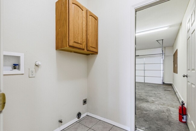 Building Photo - Conveniently Located 4 Bedroom 2 Bath Home