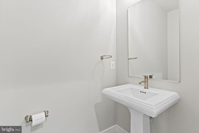 Building Photo - This beautiful modern 3 bed 4 1/2 bath tow...