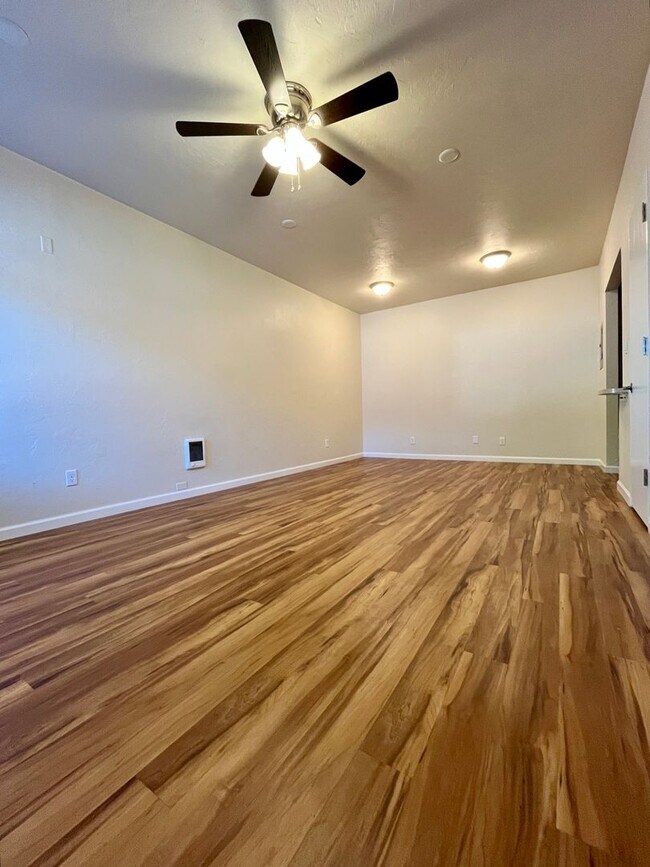 Building Photo - (WWA) Westwood - 1 bed / 1 bath Apartment