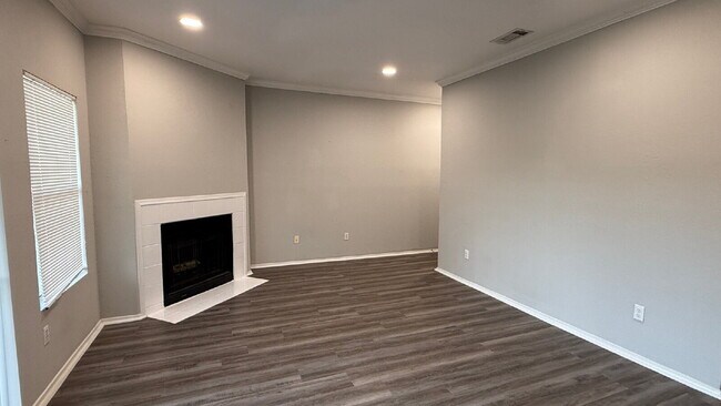 Building Photo - Updated 2 Bed/2 Bath North Austin Condo with Rare Greenbelt Views
