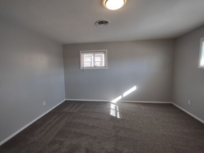 Building Photo - Large Updated 4 Bedroom Home Off University
