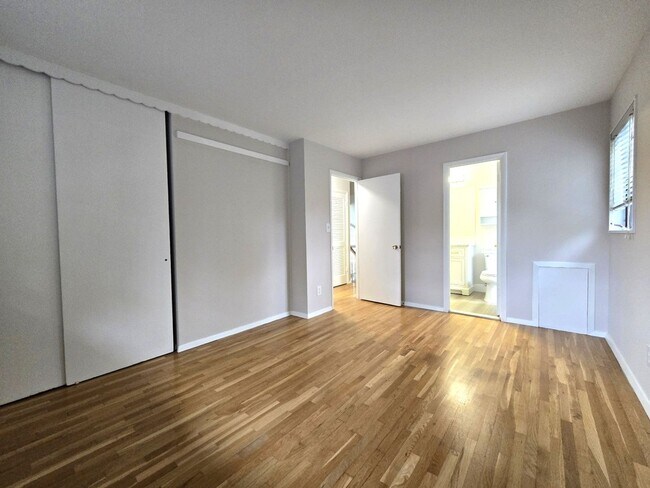 Building Photo - Updated 3BR, 2BA with Screened in Porch in Close in Rockville/Kensington!!