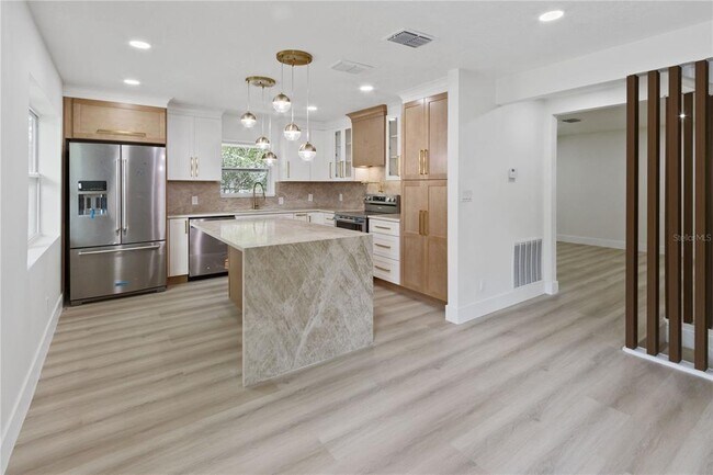 Building Photo - 3232 W Oakellar Ave