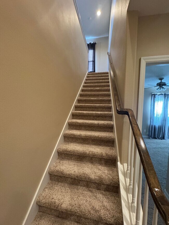 Building Photo - Two Story 5 bedroom, 4.5 bath