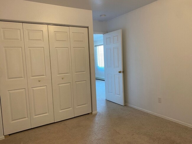 Building Photo - 2 Bed 2 Bath Townhome