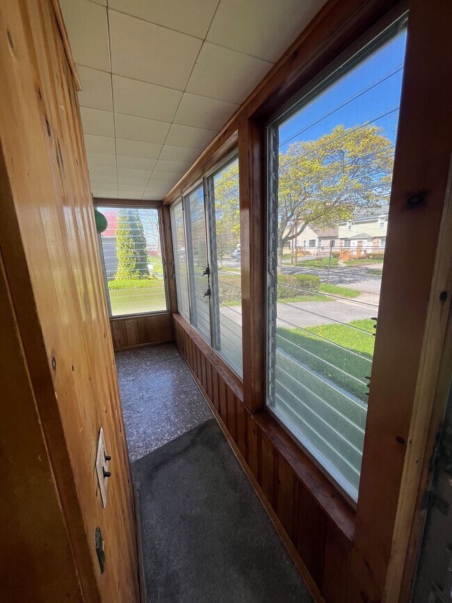 Building Photo - 3 Bedroom Home with In-Law Suite Available Near Rochester General