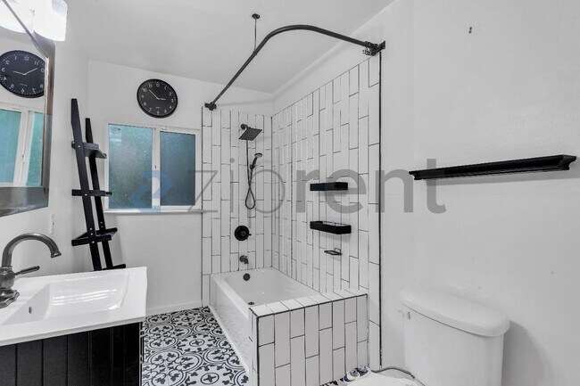 Building Photo - Unit 3400