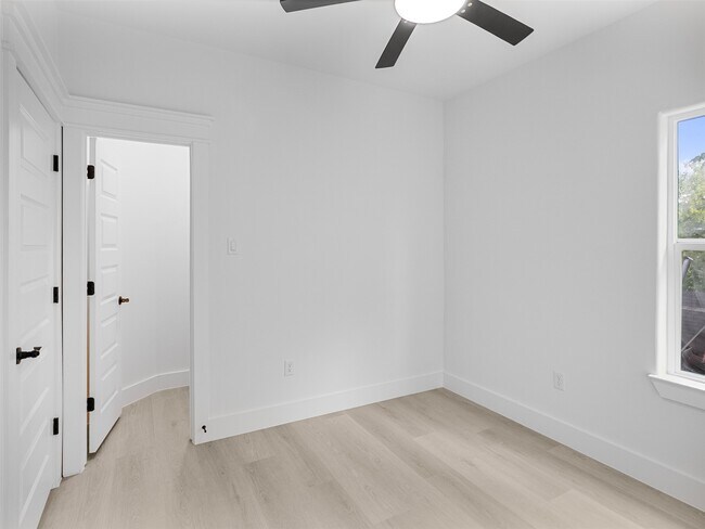 Building Photo - 4111 E Toliver St