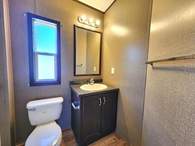 Building Photo - 140 Holy Temple St