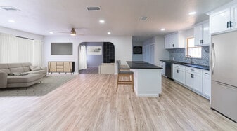 Building Photo - 2102 Custer Ave