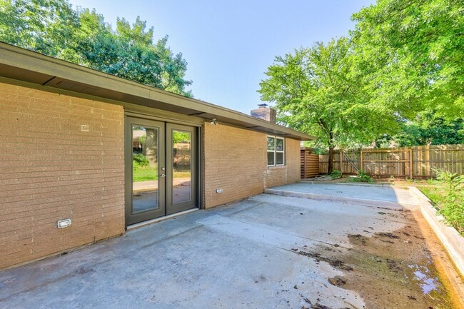 Building Photo - Spacious Elegance: Open Floor Plan, Dual V...