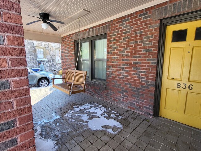 Building Photo - Adorable Midtown brick bungalow