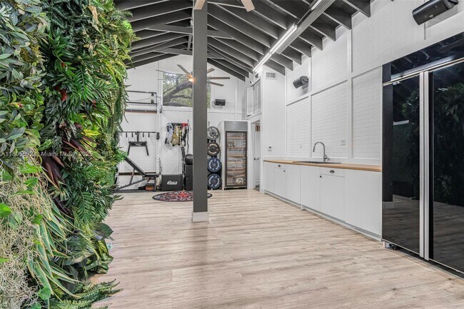 Building Photo - 6830 SW 69th Ave