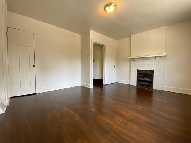 Building Photo - Pet Friendly 3 Bedroom Townhouse in Squirrel Hill! Covered Front Porch + Backyard! Call Today!