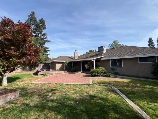 Building Photo - BEAUTIFULLY UPDATED 3 BEDROOM HOME!!